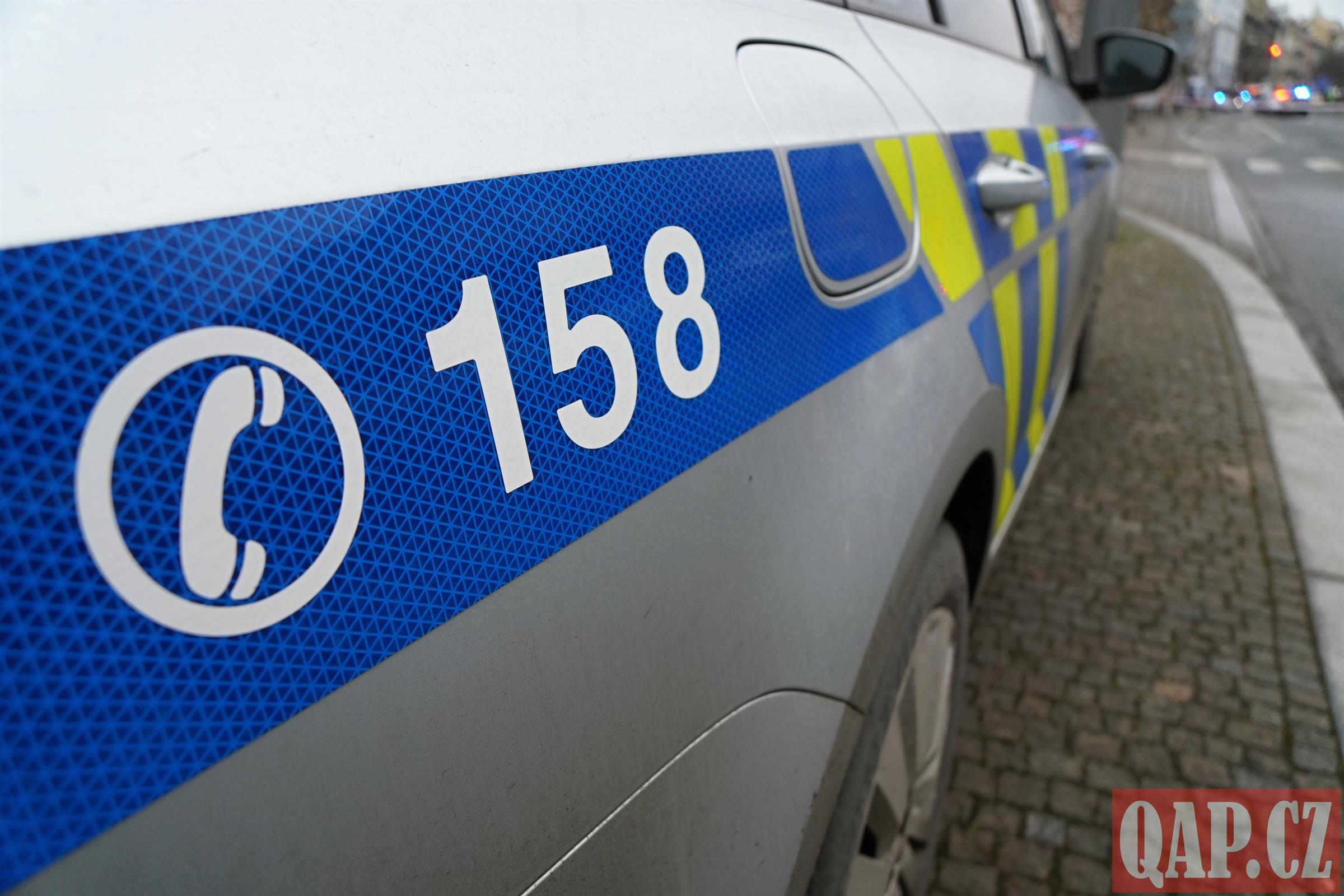 Řidička jela v Plzni po chodníku a srazila ženu. Policisté hledají svědky