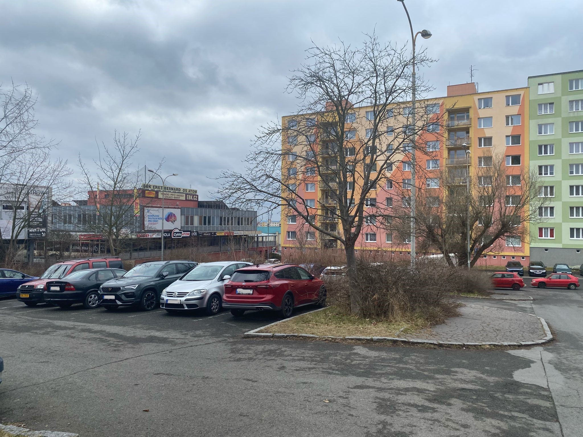 V Sokolovské ulici začne kácení stromů, uvolní místo pro parkovací dům – FOTKY