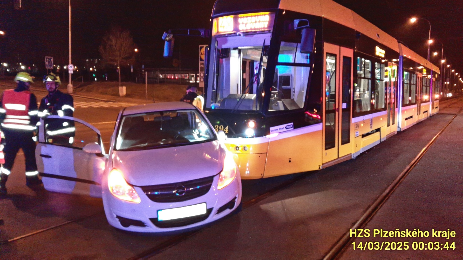 Střet tramvaje s osobním vozidlem v Plzni - FOTKY