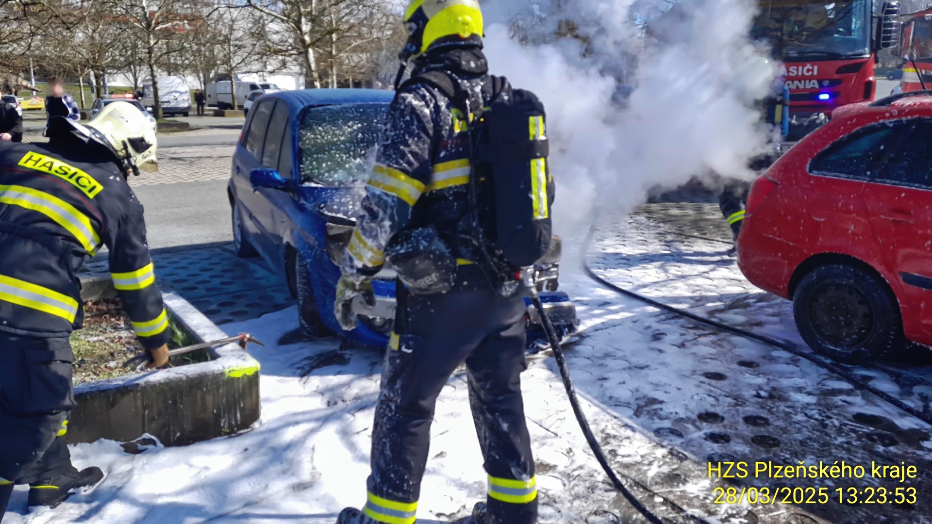 Na parkovišti na Rokycanské hořelo osobní auto - FOTKY