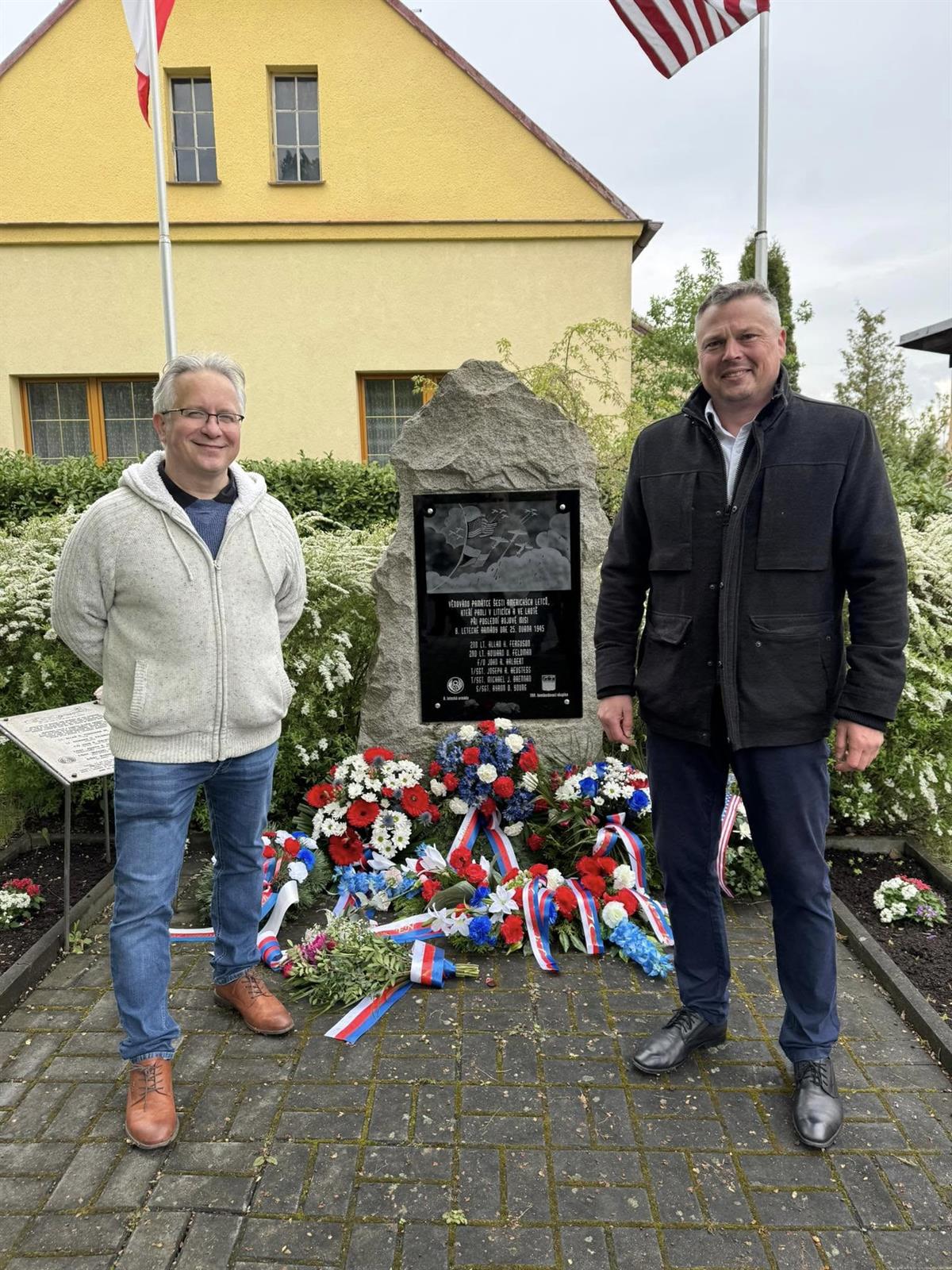 Památník letců v Liticích už má správné údaje, nová deska byla odhalena