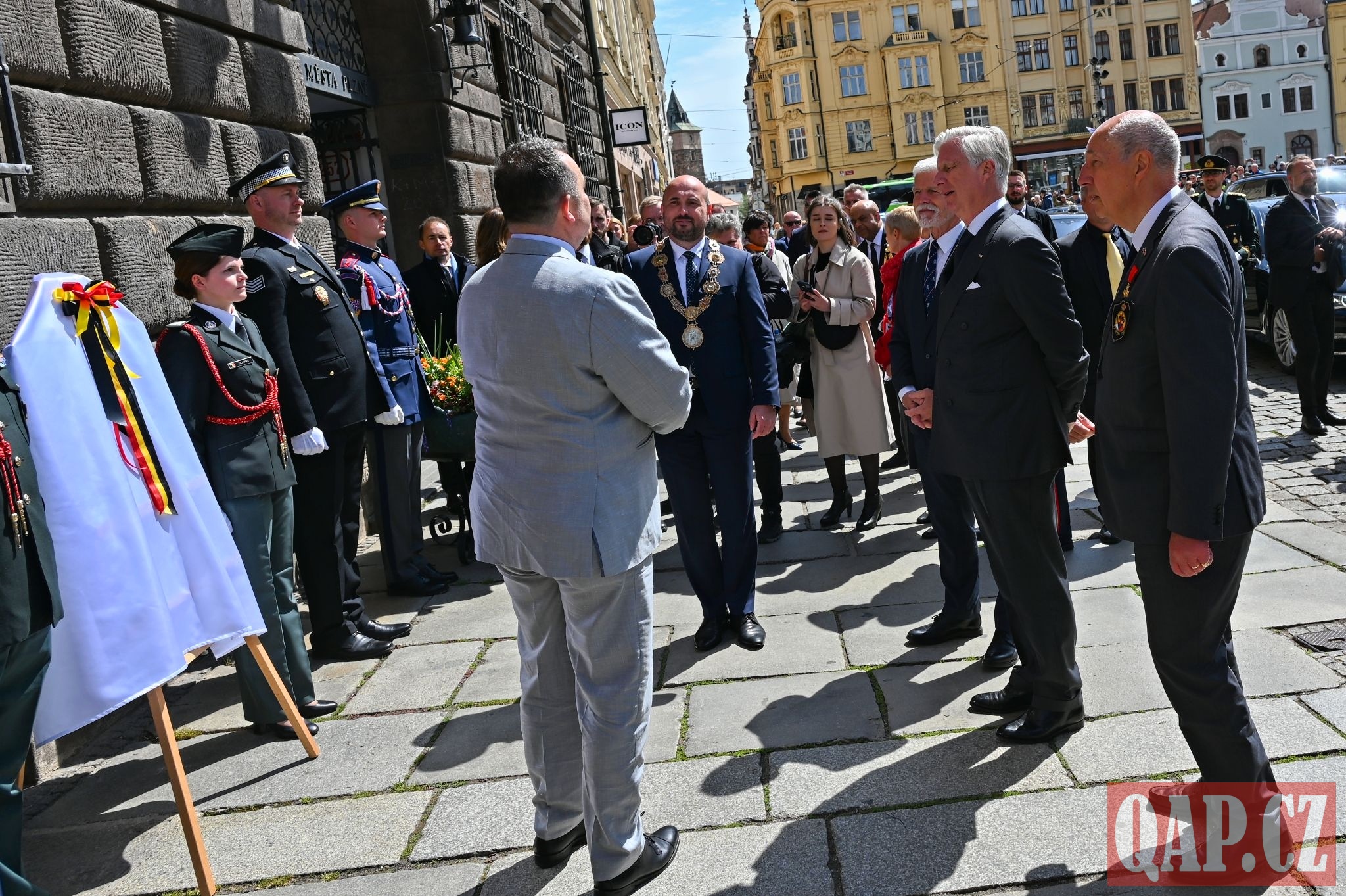 Belgie věnovala městu pamětní desku. Král Filip a český prezident zavítali na radnici - FOTKY