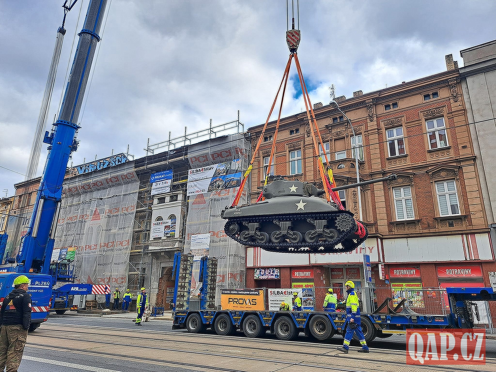 Ojedinělý úkaz! Třicetitunový tank nad střechami domů na nejrušnější třídě v Plzni – FOTKY