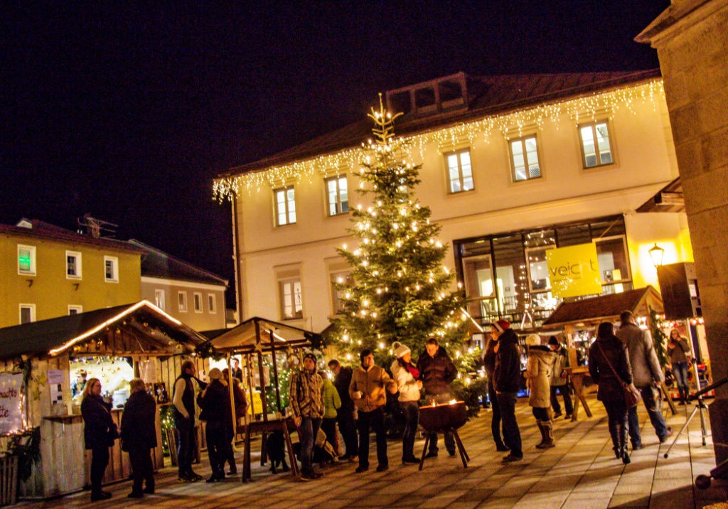 Freyung rozzáří vánoční trh s obřím adventním kalendářem