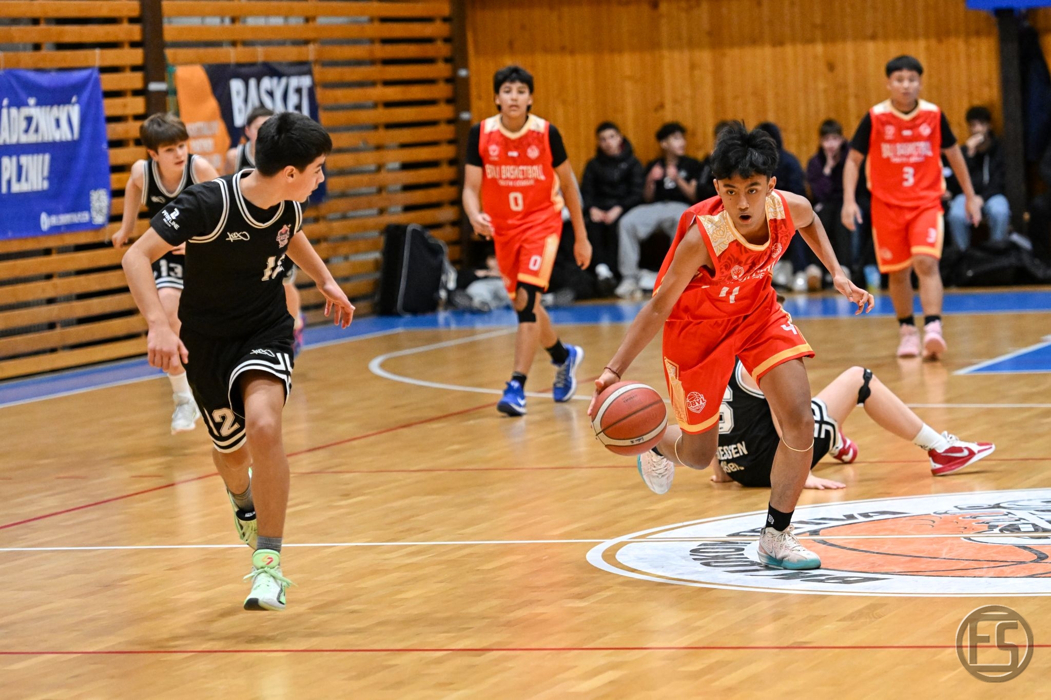 Do Plzně přijeli basketbalisté z Bali. Přinášíme FOTKY z vánočního turnaje