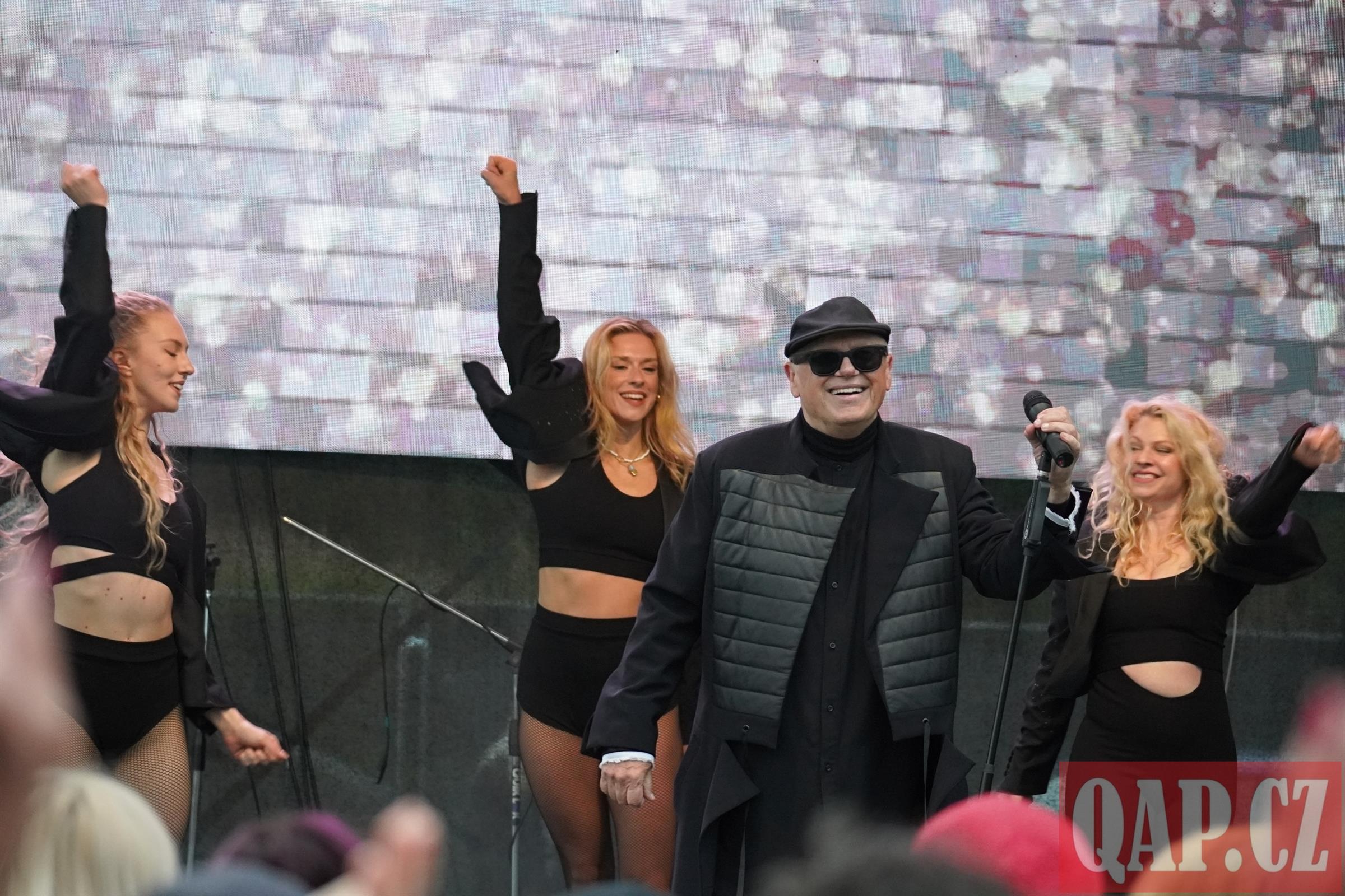 Louka u sv. Jiří praskala ve švech! Tisíce lidí zpívaly s nestárnoucím Jiřím Kornem - FOTKY