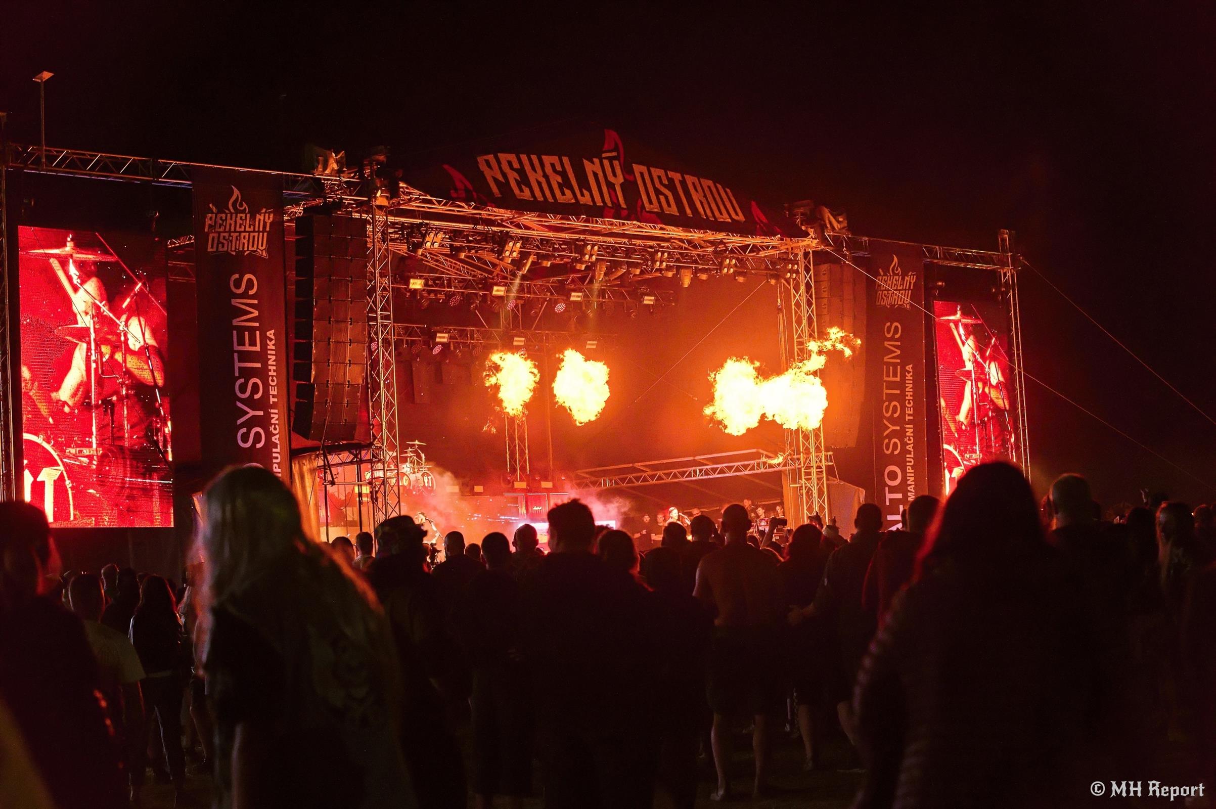 Rock, skvělá atmosféra a tisíce fanoušků. Pekelný ostrov opět nezklamal - FOTO