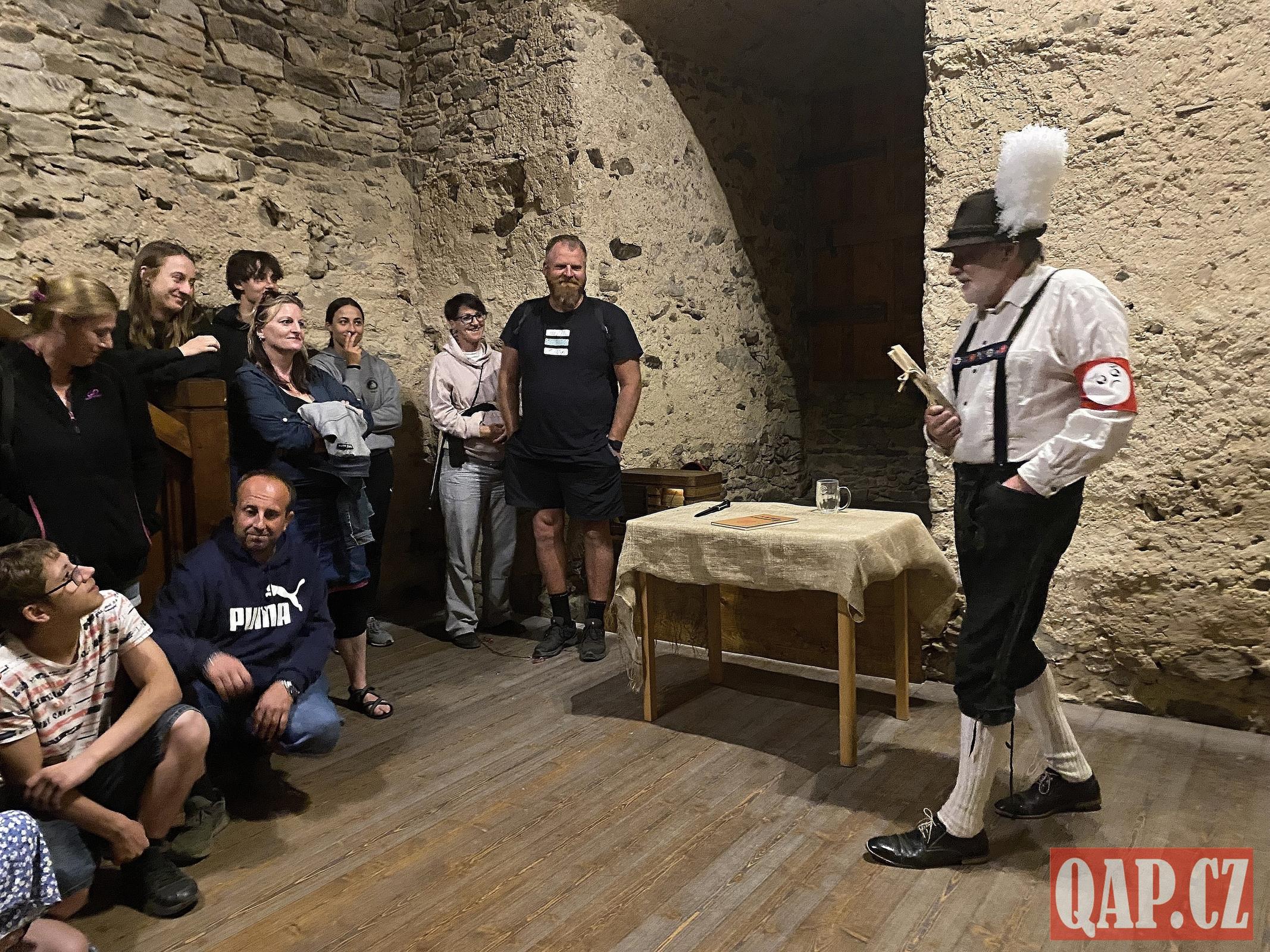 Na Kašperku probíhají oživené noční prohlídky. Zájem je veliký - FOTKY