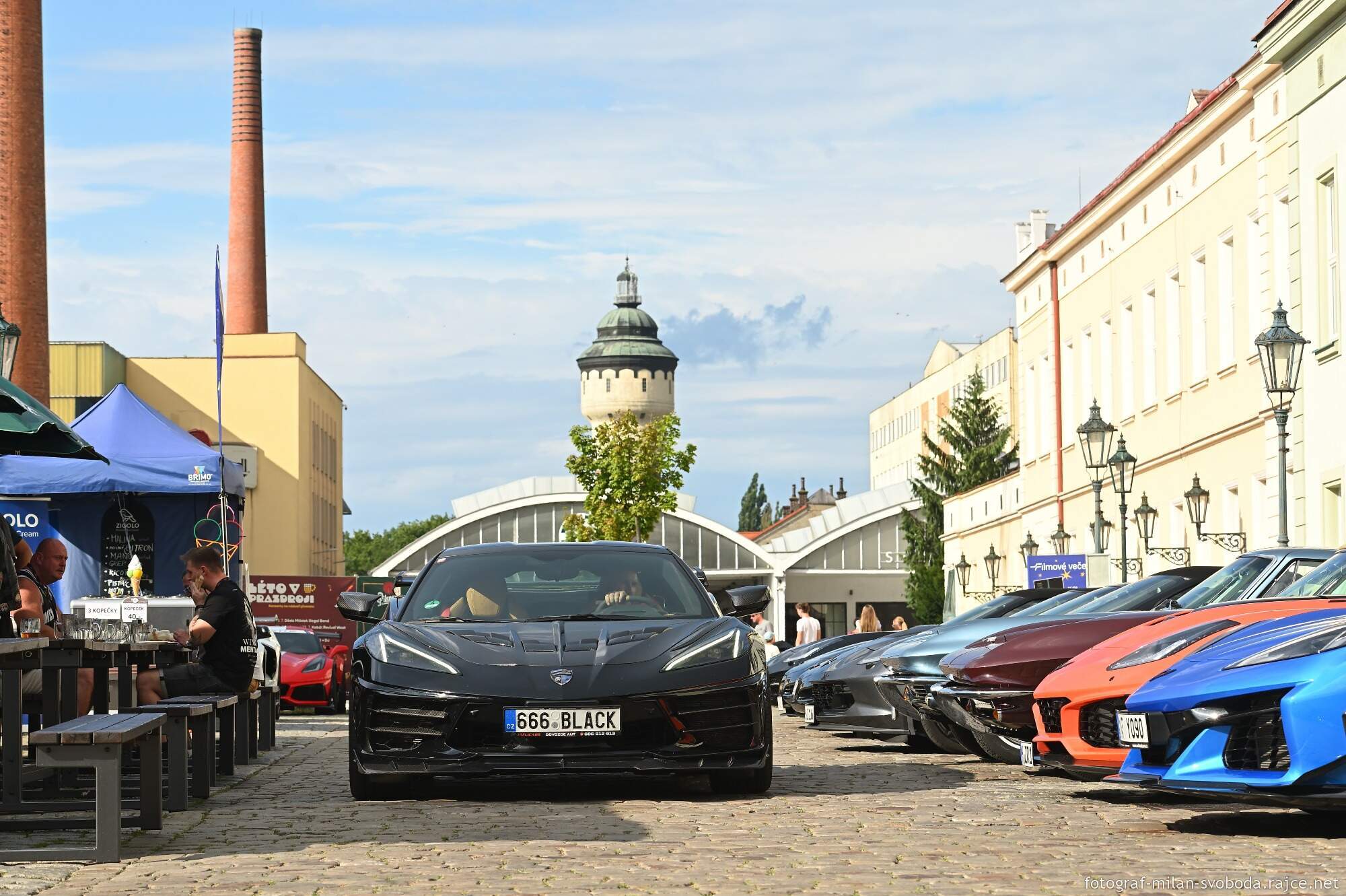 Burácení motorů ovládlo Plzeň. Mezinárodní sraz Corvette nabízí přehlídku automobilových legend - FOTKY