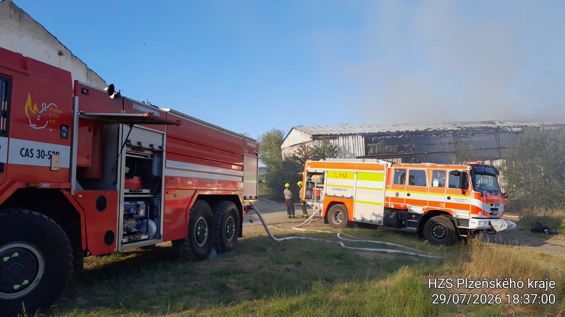 AKTUÁLNĚ: V Horní Bělé hořel seník, zásah hasičů stále pokračuje - FOTKY