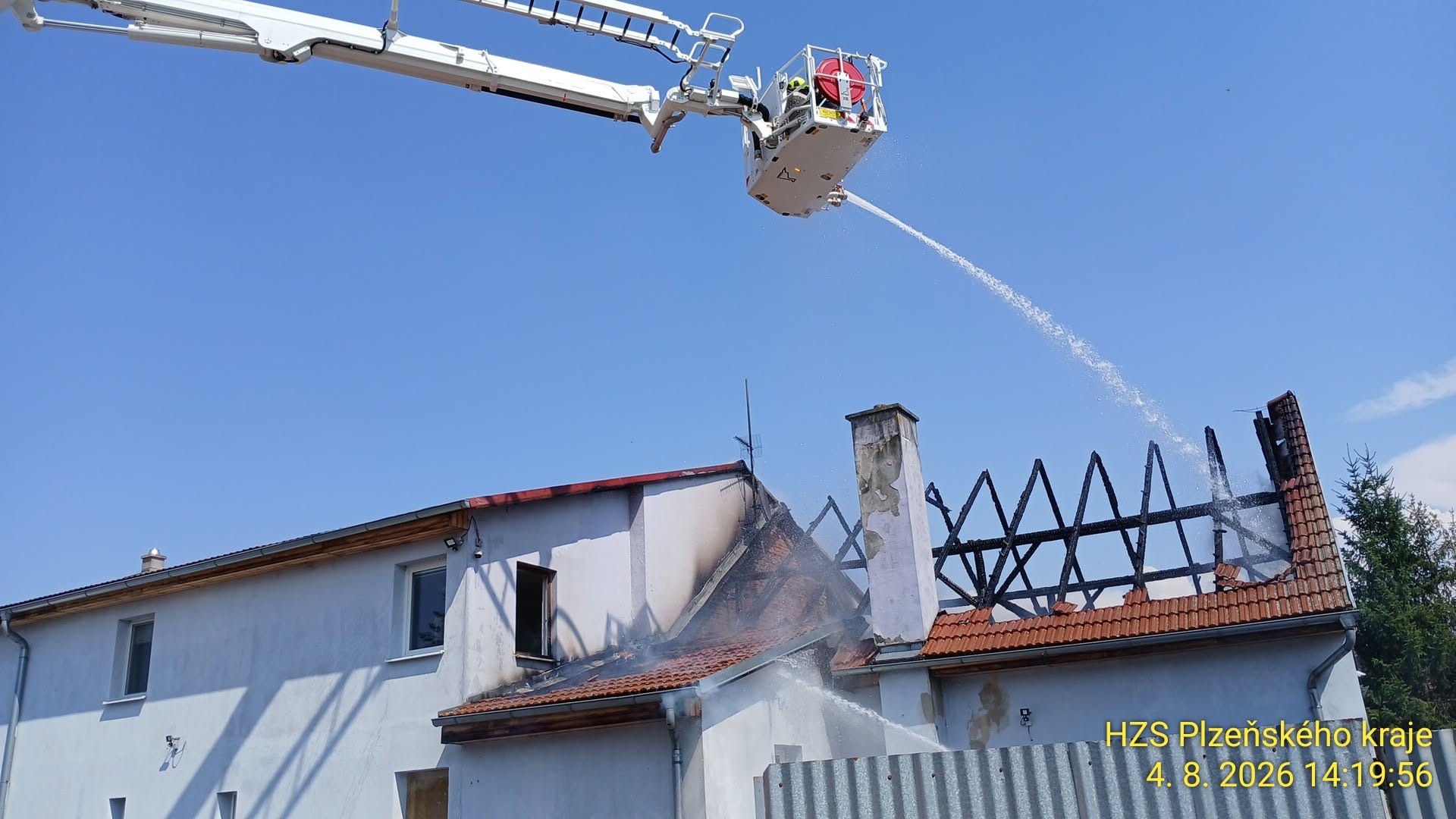 Hasiči se nezastaví. Na Klatovsku hoří les, na Domažlicku dům