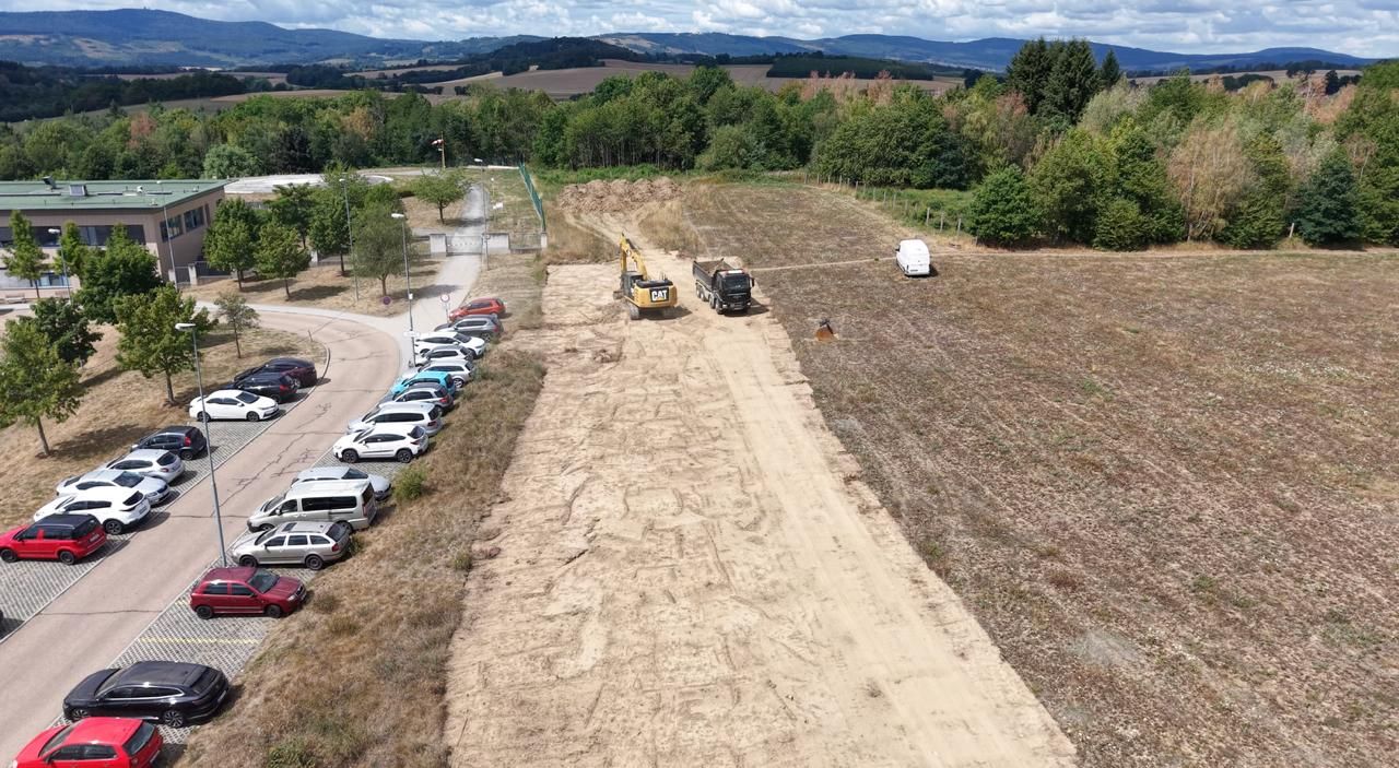 Konec hledání volného místa u nemocnice? V Domažlicích se staví - FOTO