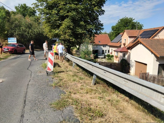 V Radonicích začala oprava havarijní opěrné zdi. Vyjde na miliony