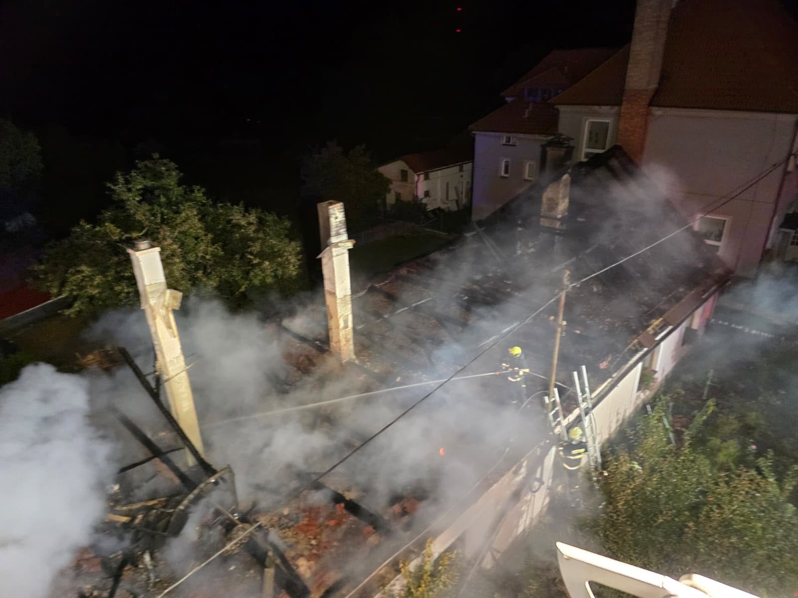 Noční požár řadových domů v Bezvěrově!  Evakuace a 2 zraněné osoby