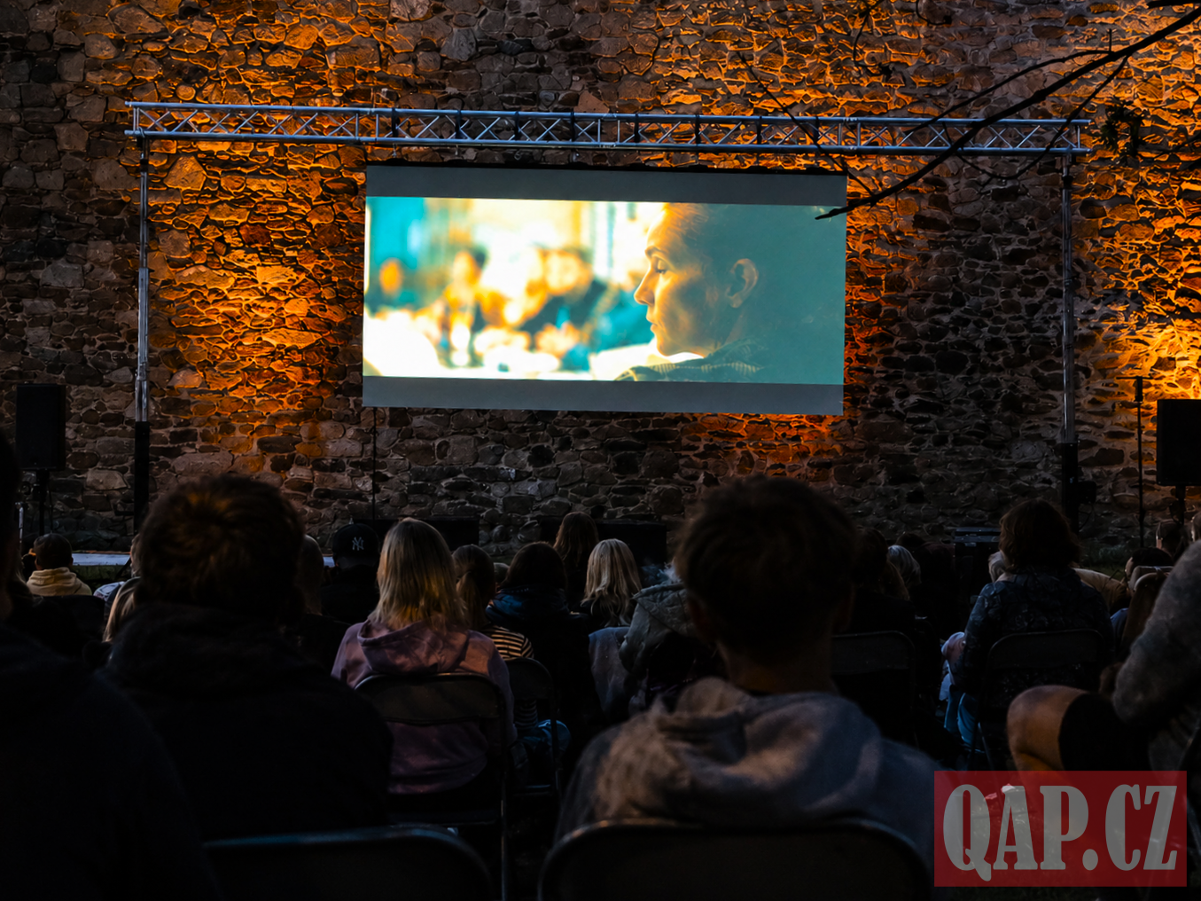 Pohoda u řeky, film a popcorn. Na tachovské náplavce proběhl poslední letňák - FOTKY