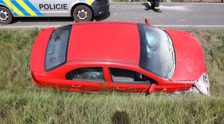 Policie hledá svědky nehody na Domažlicku. Řidič se vyhýbal protijedoucímu autu