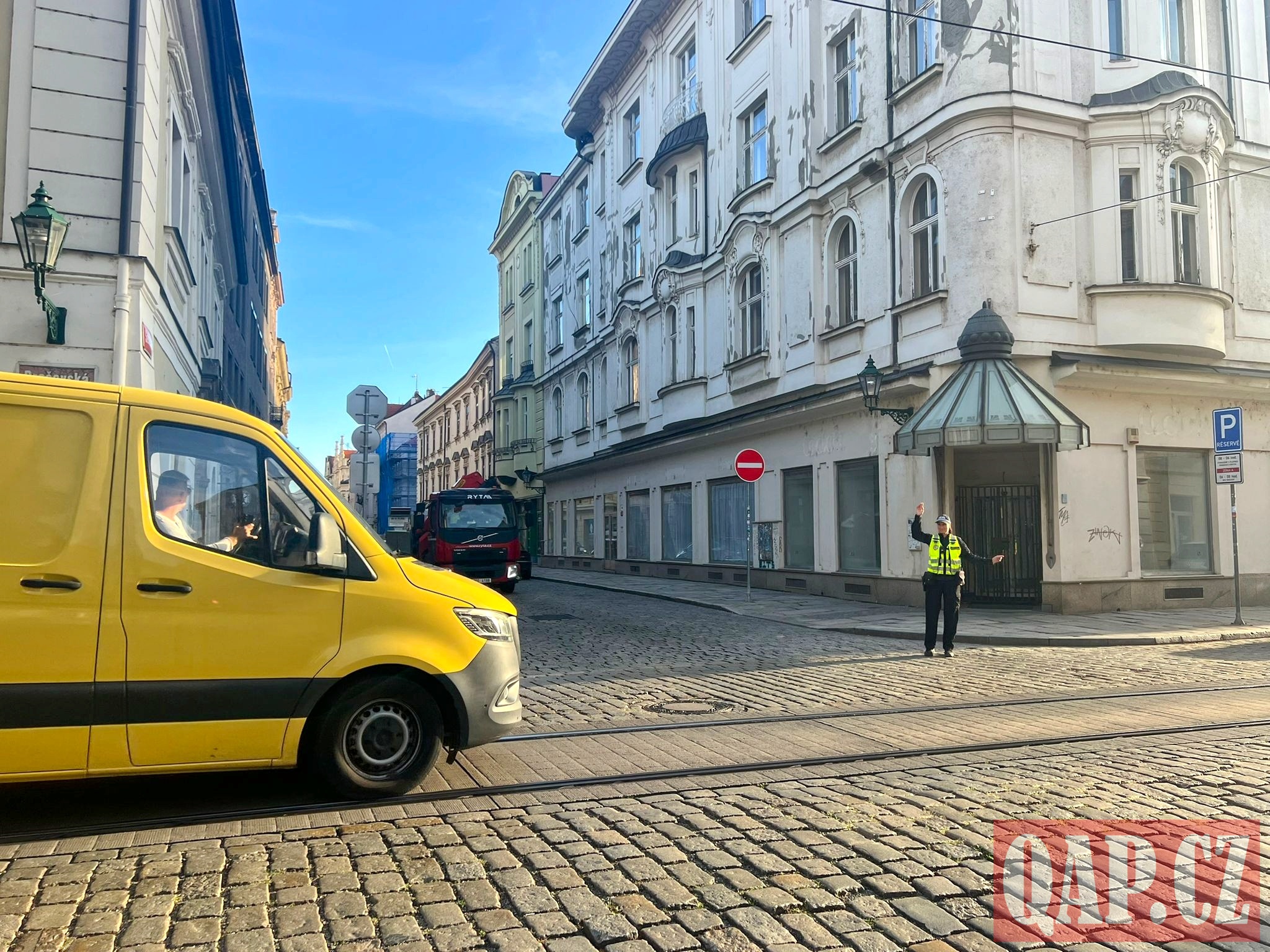 Dopravní zmatek v srdci Plzně. U náměstí je nová jednosměrka - FOTKY
