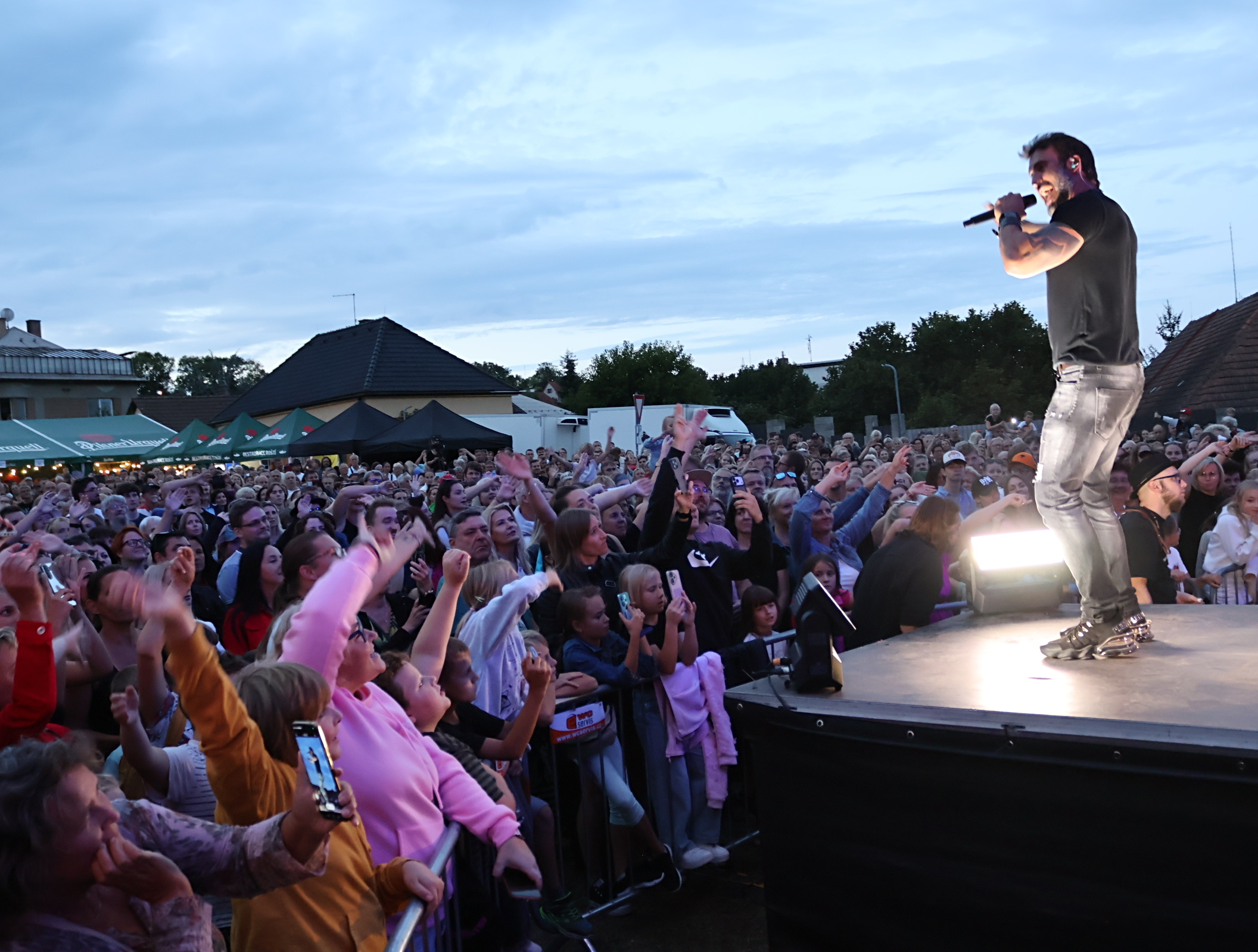 Noid, Dan Bárta a davy lidí. Třemošná velkolepě představila nový kulturák - FOTKY