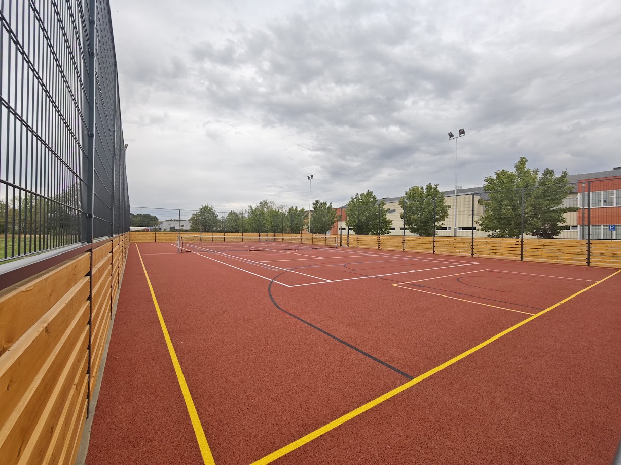 V Domažlicích mají nové víceúčelové hřiště. Chystá se i skatepark - FOTO