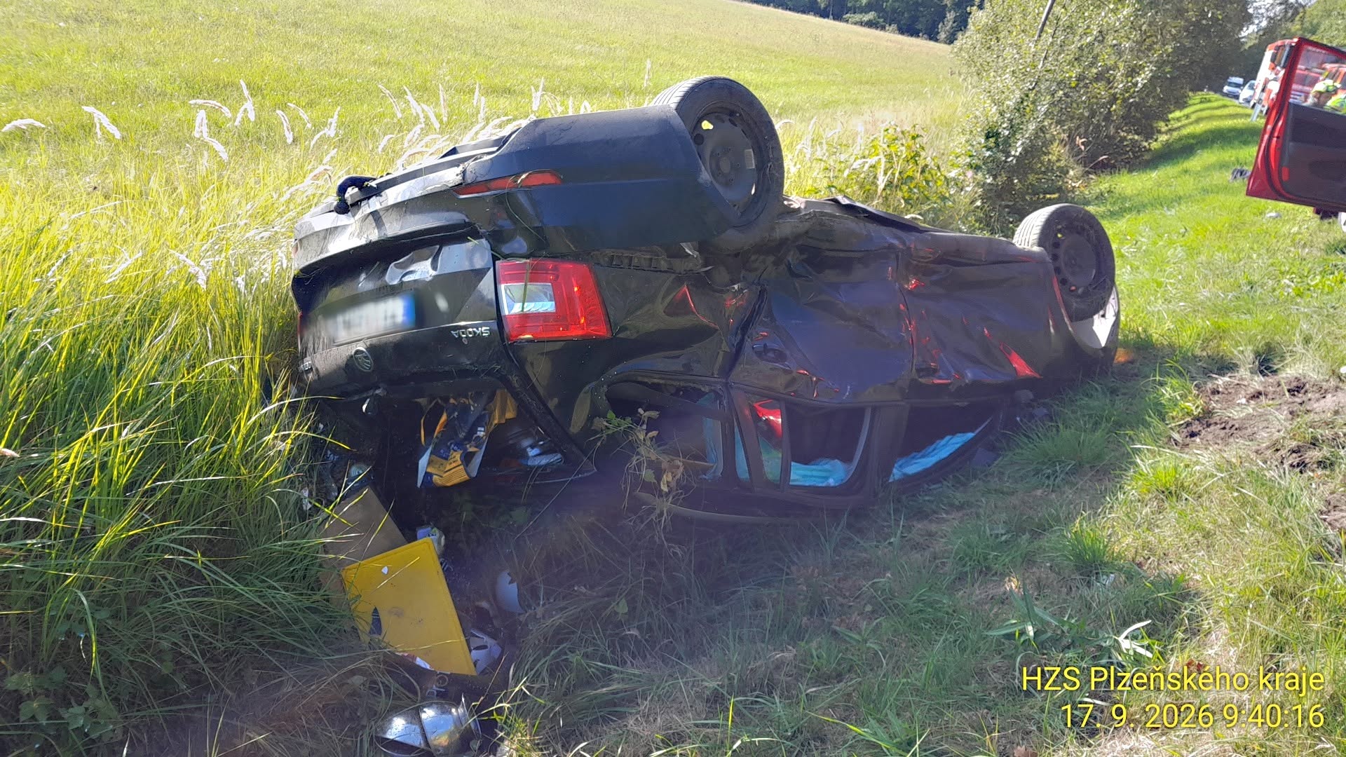 Vážná nehoda u Mýta! Auto skončilo po střetu na střeše - FOTKY