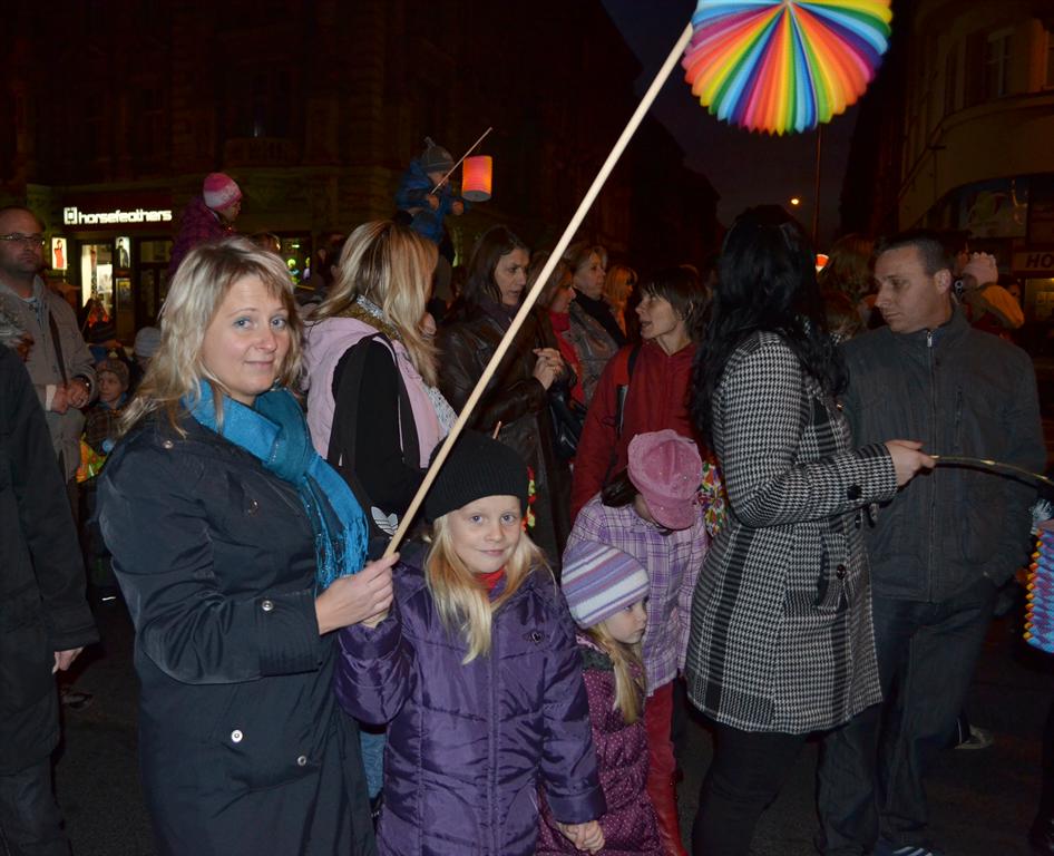 Centrem Plzně prošel lampionový průvod