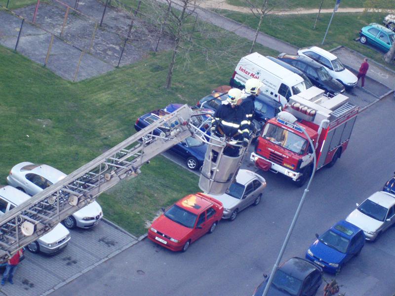 Hasiči museli pomocí plošiny do bytu