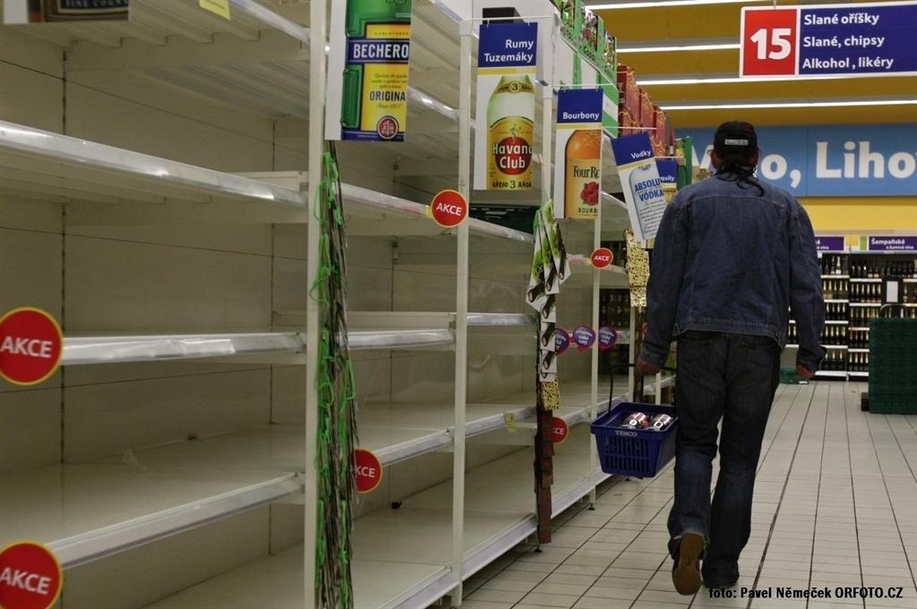 Prohibice: Regály s alkoholem v obchodech jsou prázdné