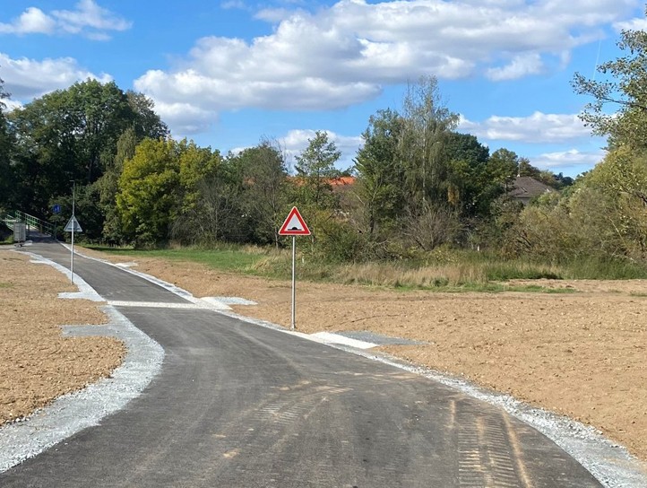 Litice a Lhotu propojuje nově opravená cesta. Nová cesta u Dubové hory je hotová 