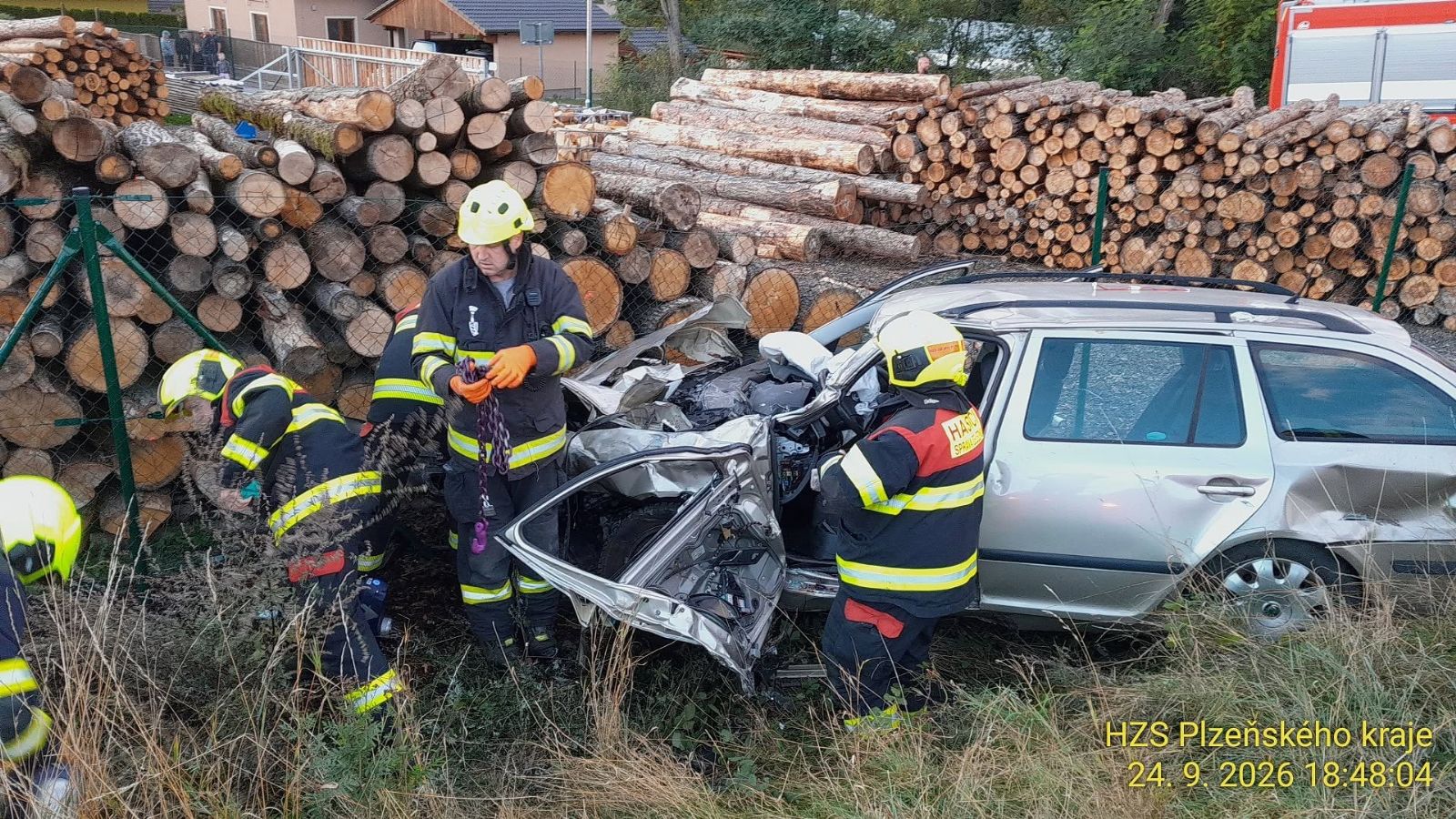 Střet auta s vlakem na Rokycansku. Vážně zraněnou řidičku transportoval vrtulník – FOTKY