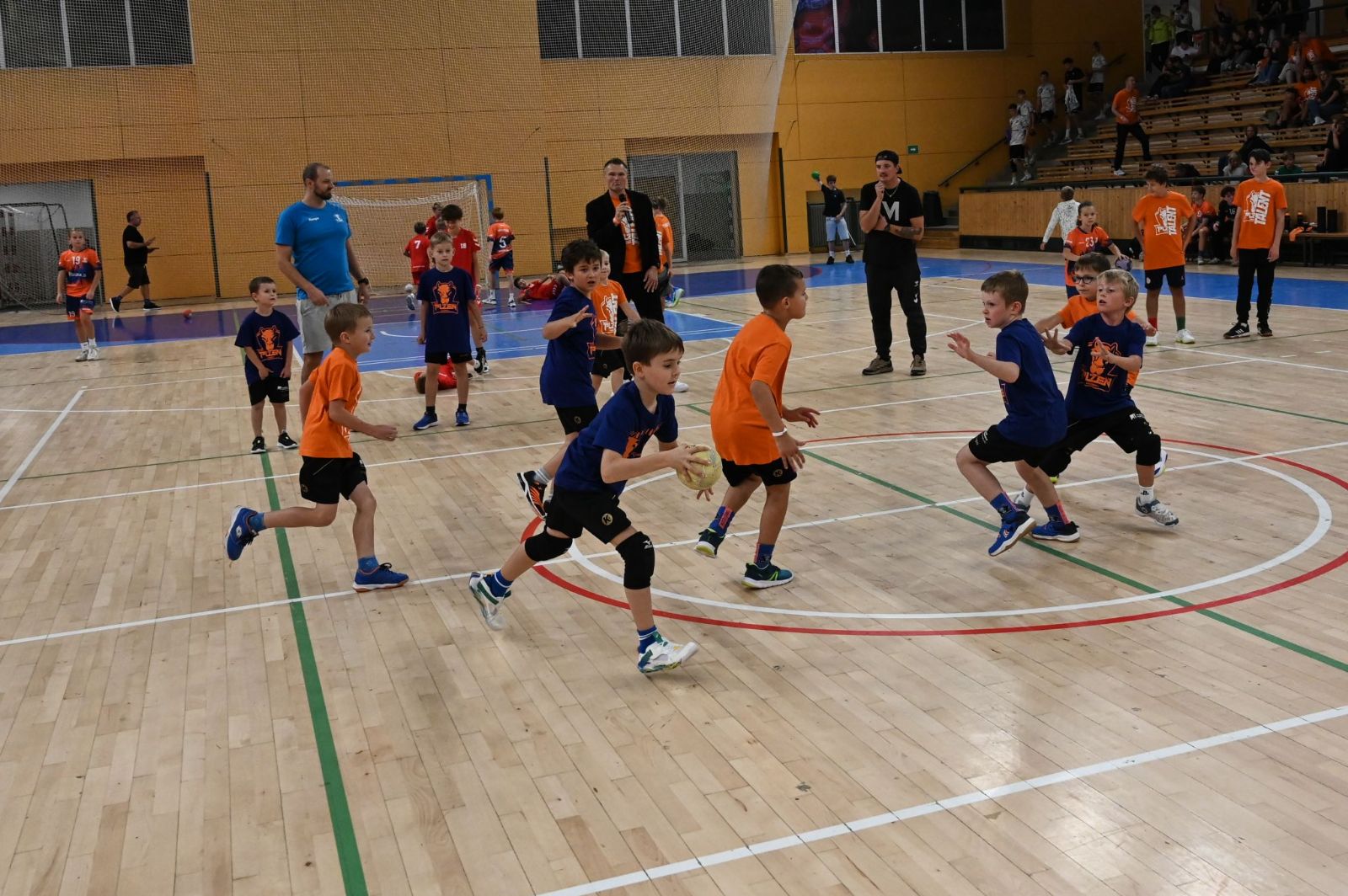 FOTKY: Házená zblízka a hlavně zábavně. Děti si užily sportovní dopoledne 