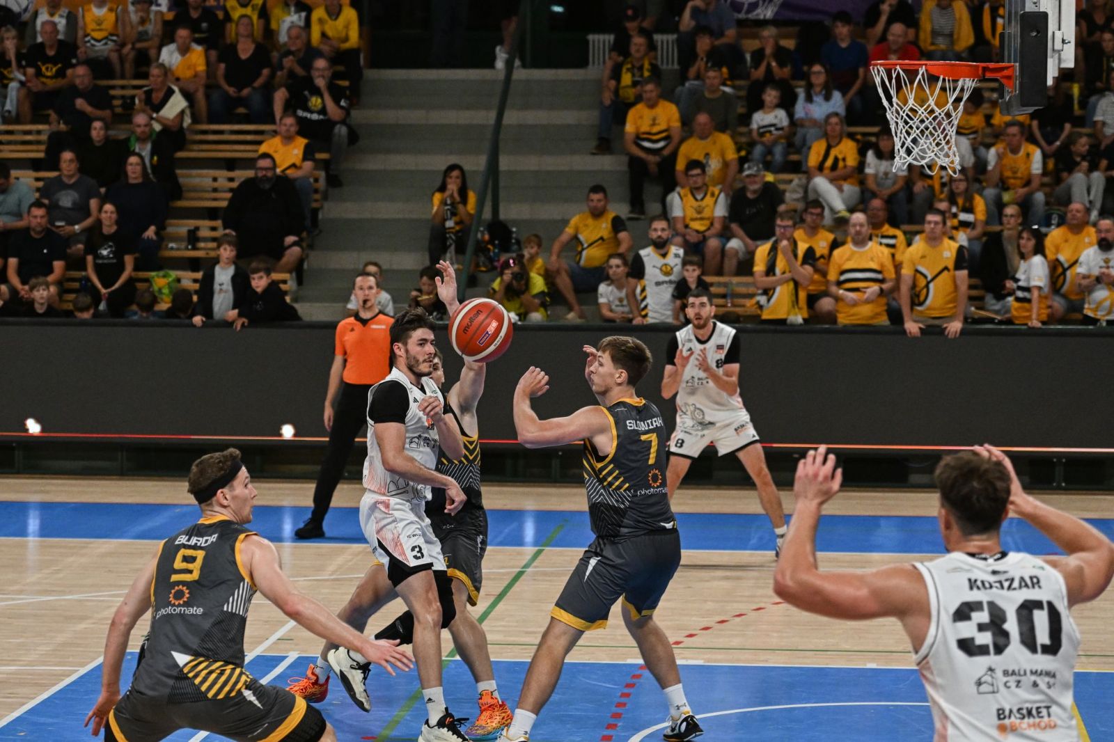 Plzeňští basketbalisté doma prohráli s Pískem 81:88 - FOTKY