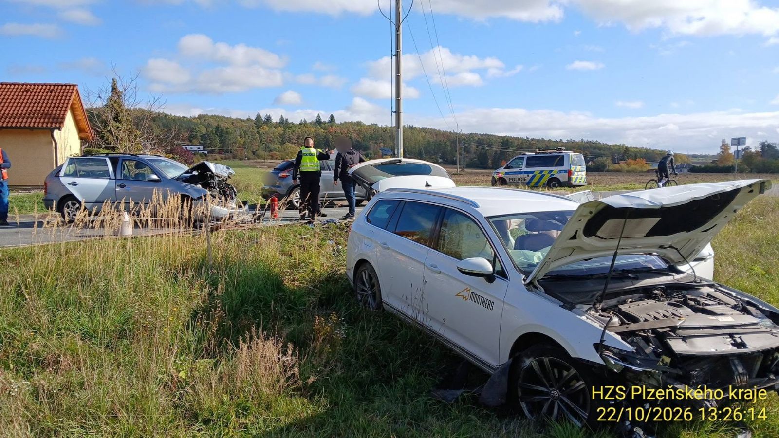 Nehoda ve Štěnovicích. Záchranka transportovala tři zraněné včetně dítěte 