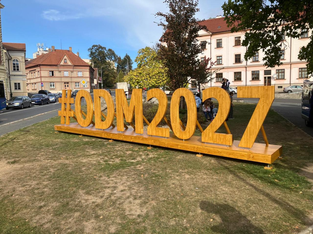 Dřevěný nápis olympiády vyrobili studenti, už stojí v Domažlicích 