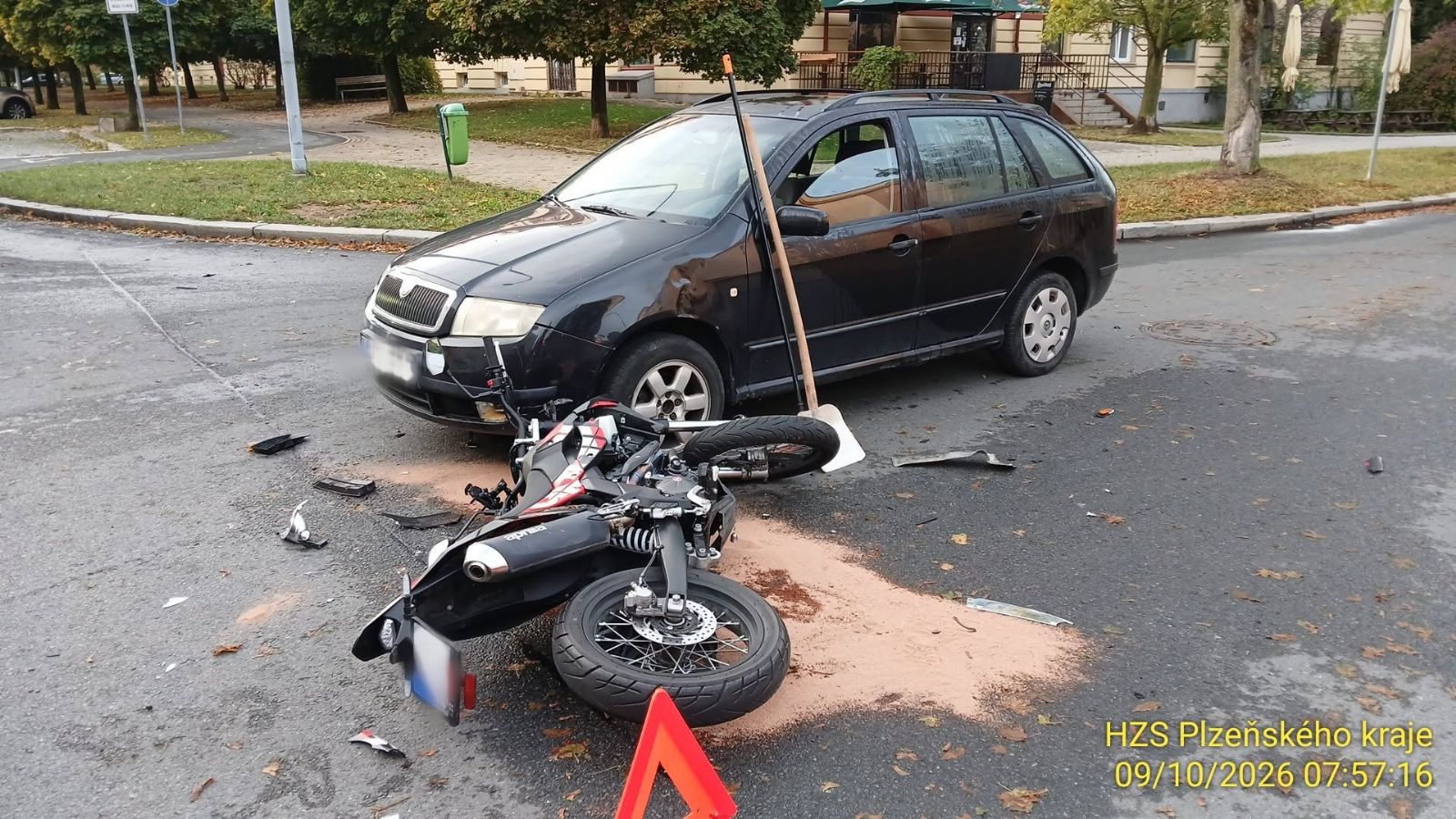 Motocykl v Plzni narazil do dvou aut. Na místo vyrazily všechny složky IZS - FOTKY
