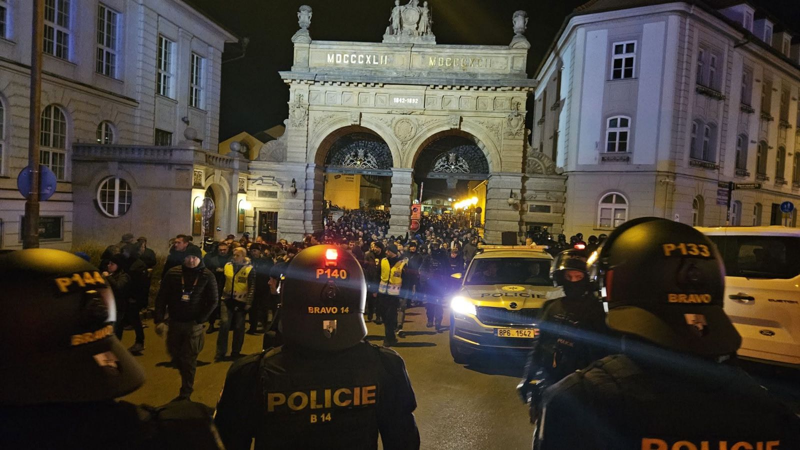 Fotbalový večer pod dohledem policie. Jak probíhalo bezpečnostní opatření v Plzni? - FOTKY