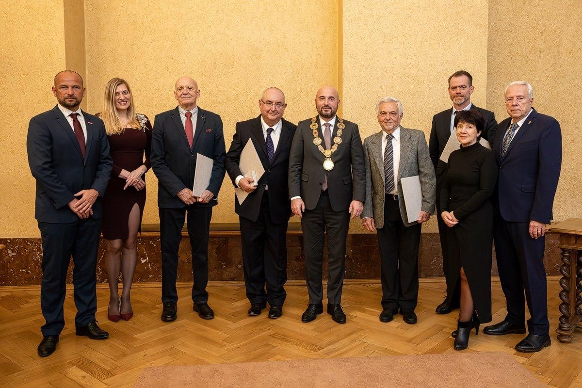 Plzeň v den vzniku republiky oceňovala. Primátor Zarzycký předal Pečeť města pěti osobnostem
