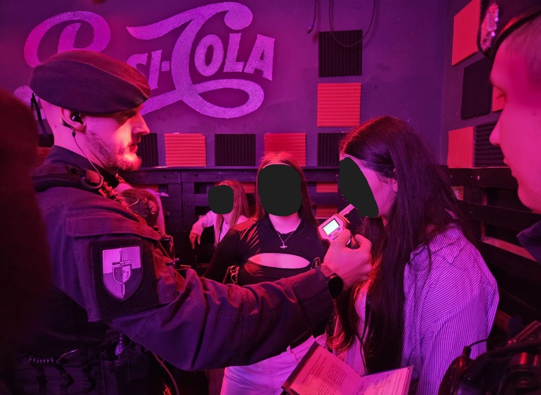 Noční akce policistů v Plzni: Zkontrolovali stovky lidí i desítky cizinců - FOTKY