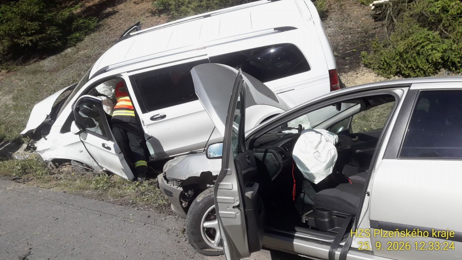 Nehoda na D5 zkomplikovala provoz. Dvě auta skončila mimo dálnici - FOTKY