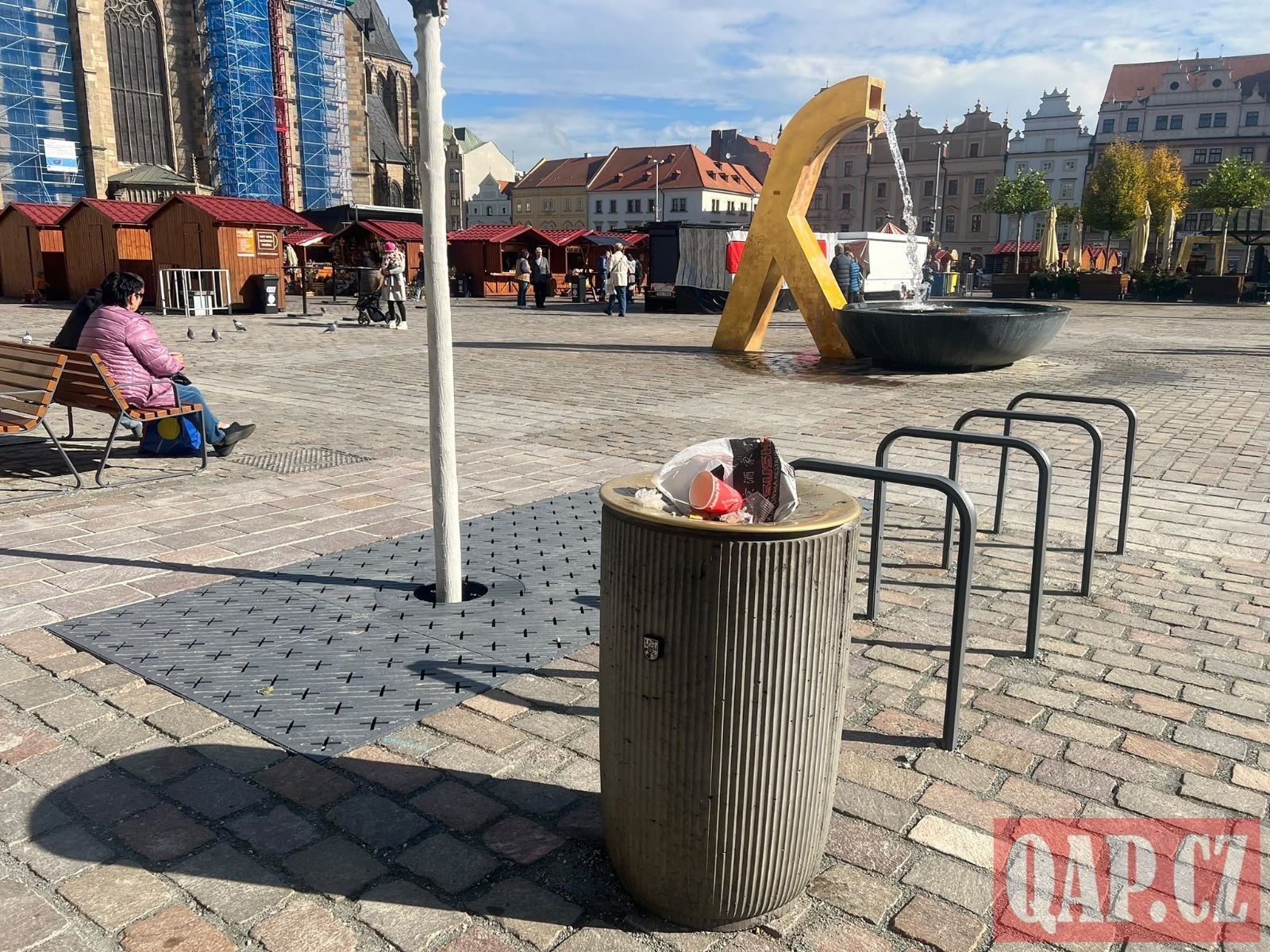 Beton, zlatá víka i znak města. Jak se vám líbí nové koše na náměstí Republiky? FOTKY