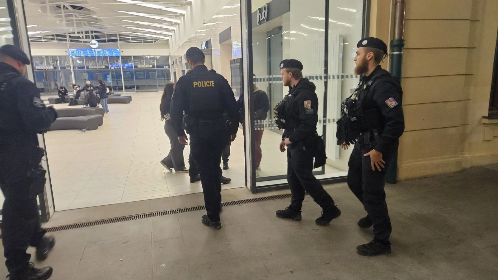 Rušná noc v Plzni. Policisté dohlíželi na pořádek v ulicích - FOTKY