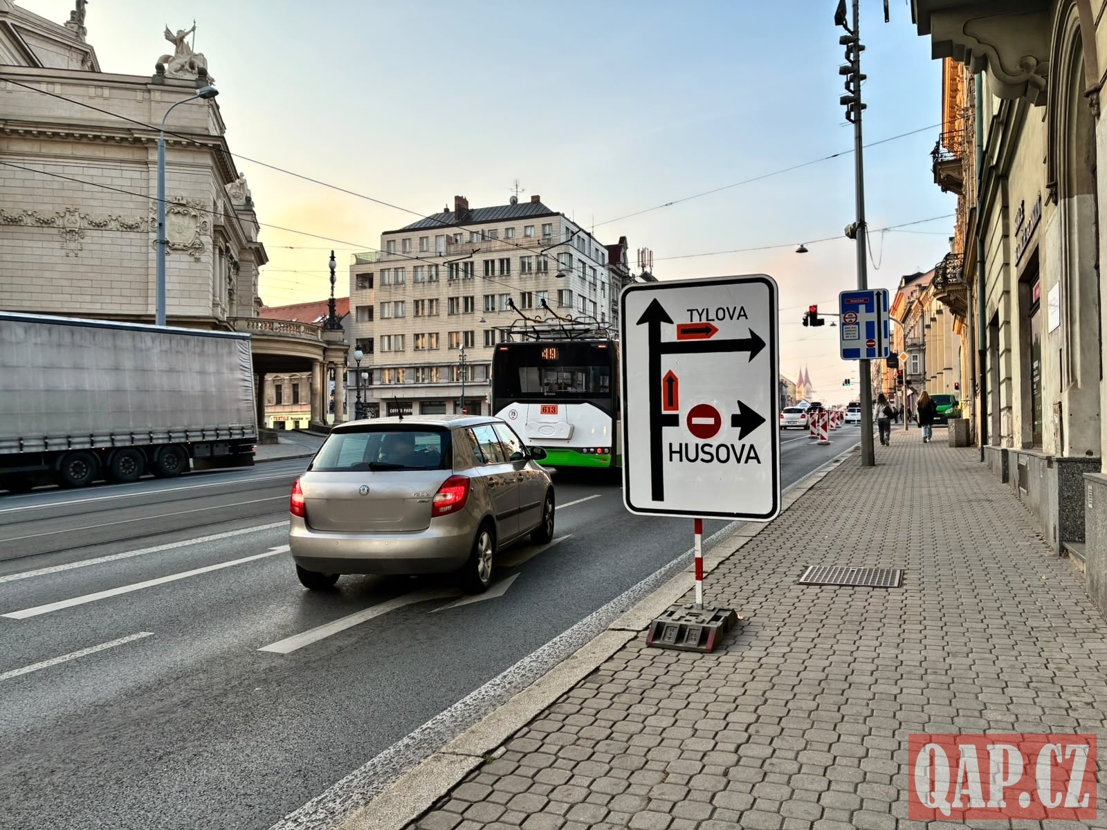 Pozor na cestu centrem Plzně! Opravy uzavřely křižovatku Klatovské s Husovou  - FOTKY