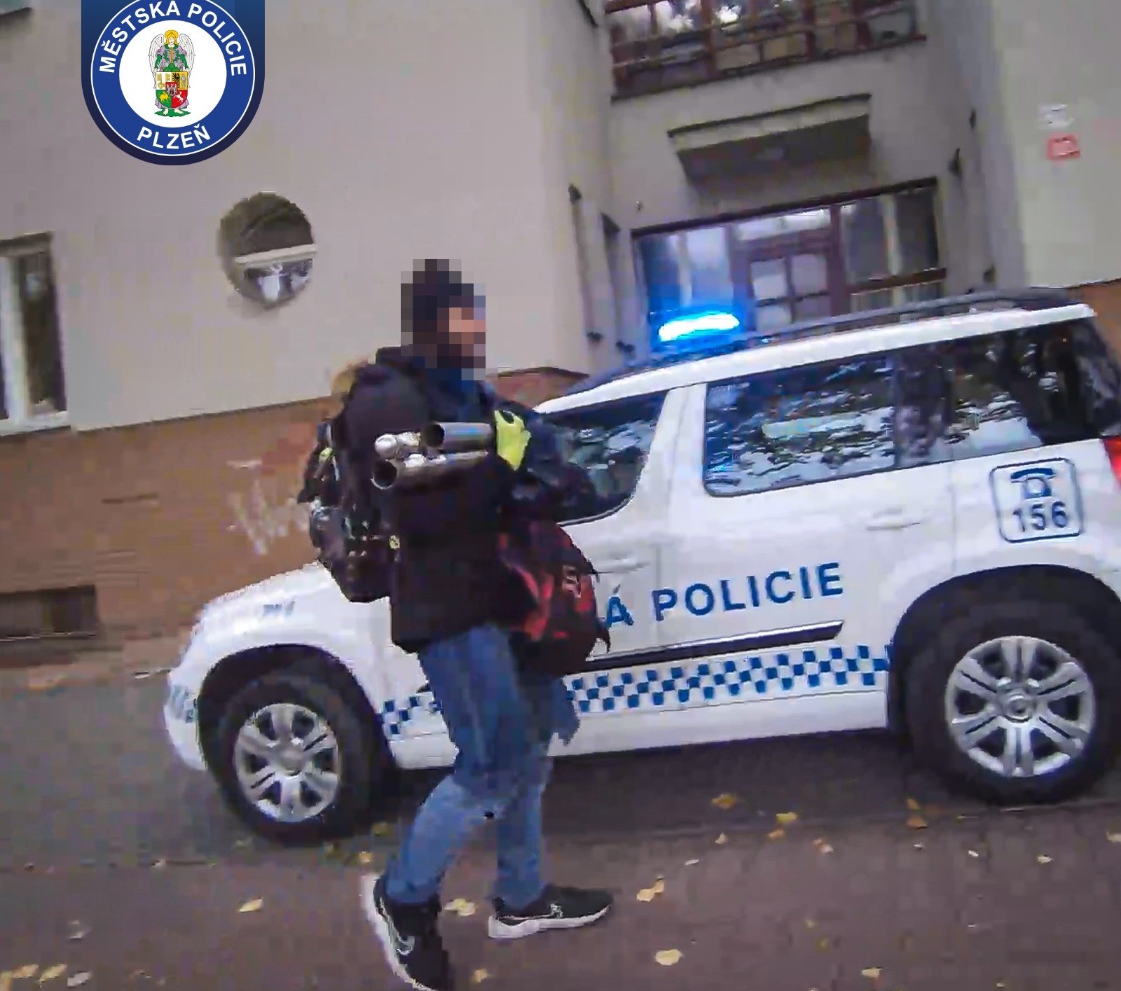 Výhrůžky a útok kovovou trubkou. Agresivní muž řádil v Plzni - FOTO 