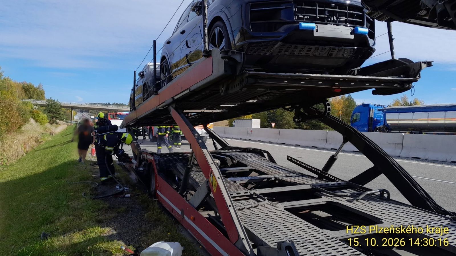 Na dálnici D5 začala hořet zadní náprava kamionu - FOTKY