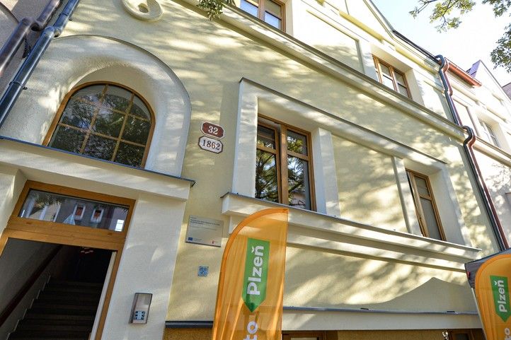 Nový začátek pro šest domácností. Plzeň dokončila proměnu domu v Thámově ulici 