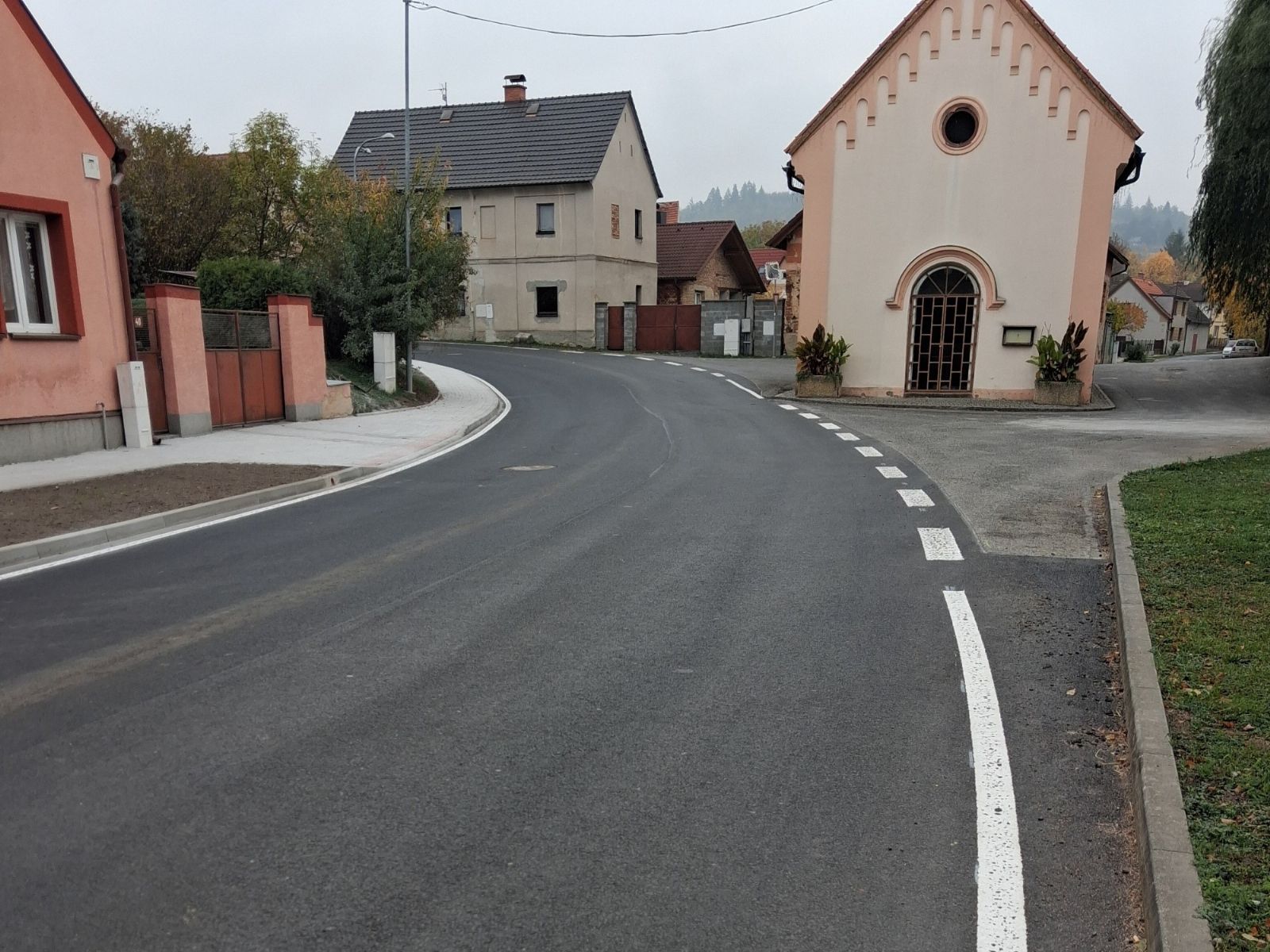 Řidiči si oddechnou. Oprava silnice v Příchovicích je u konce - FOTKY