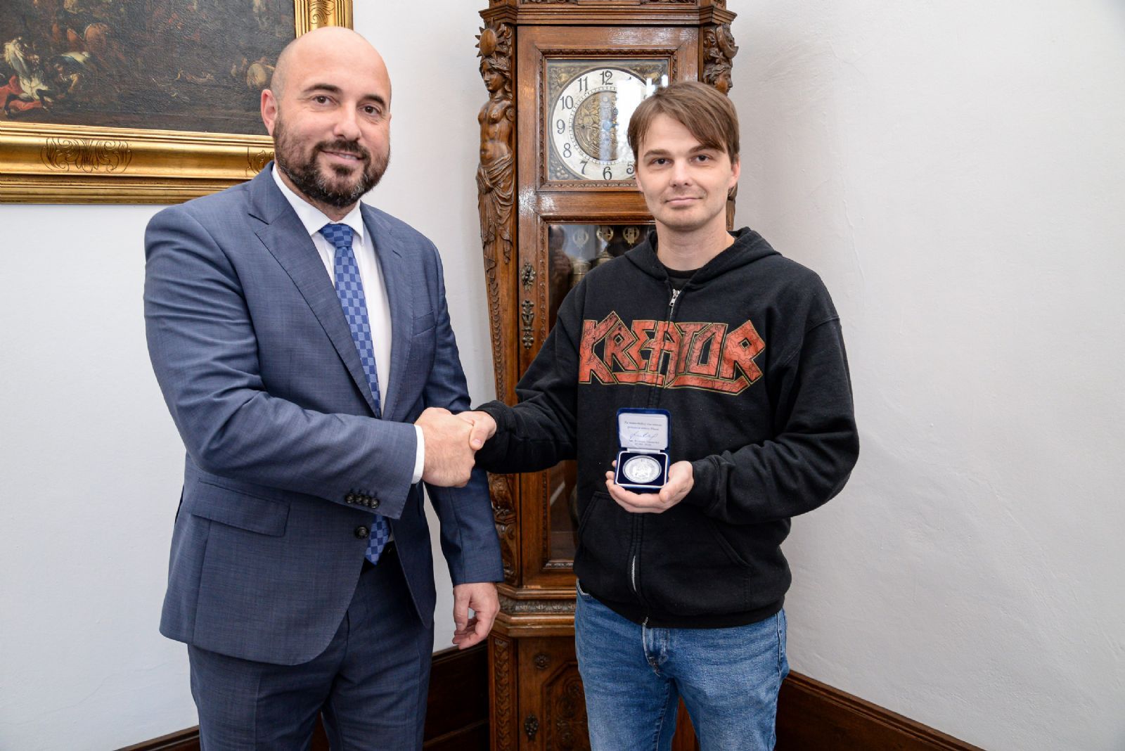 Pracovník Čisté Plzně našel vyhozený půlmilion, jeho poctivost ocenil primátor 