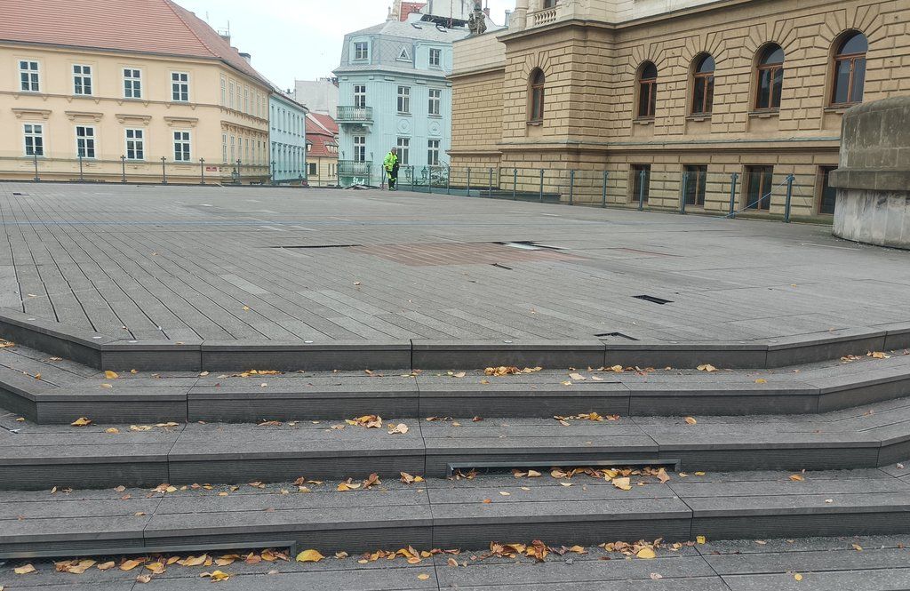 Terasa u divadla prochází rekonstrukcí, poškozené lamely nahradí dlažba  - FOTO, VIZUALIZACE