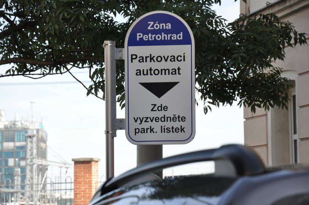 V Plzni budou nová placená stání, město rozšiřuje parkovací zónu Petrohrad