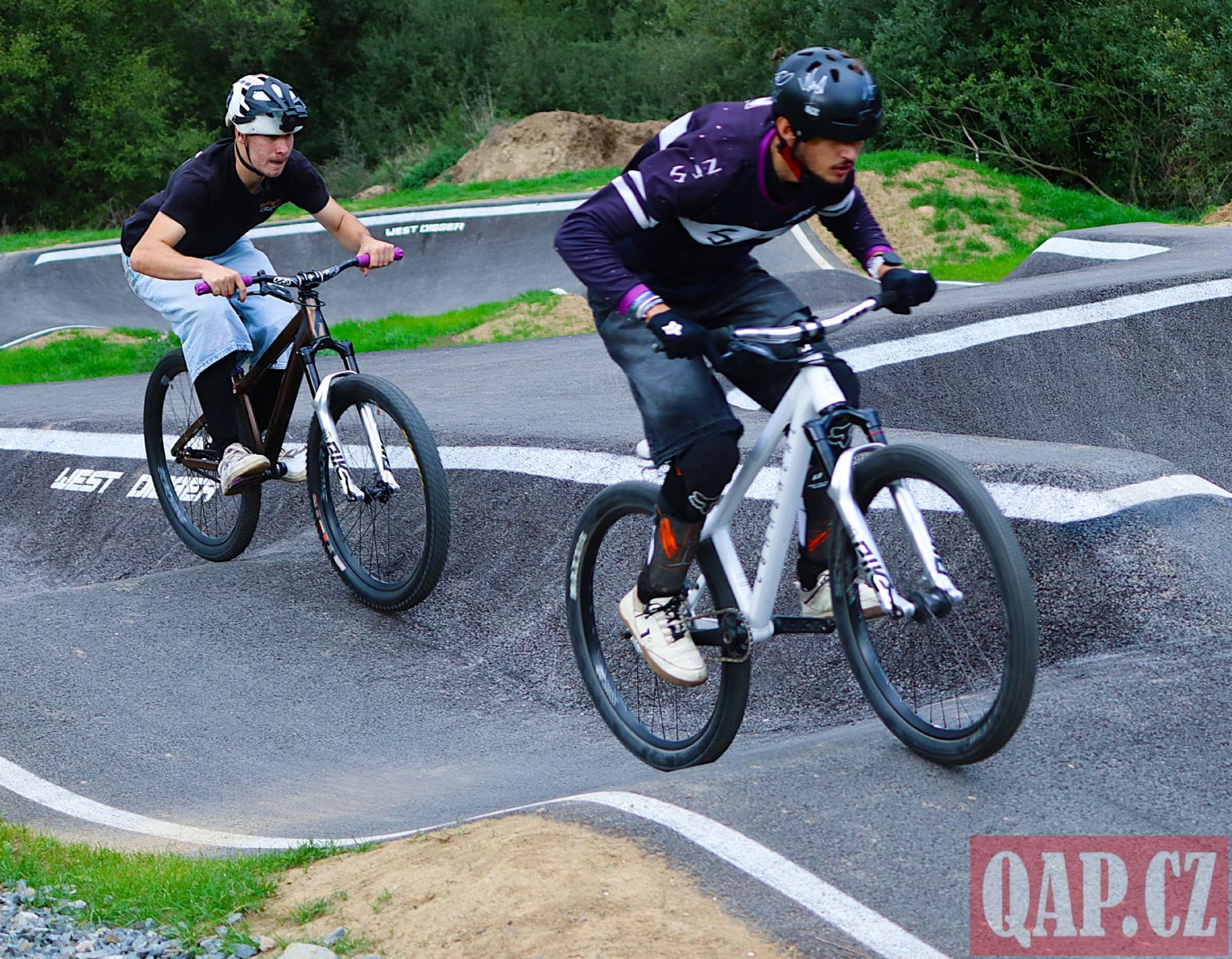 Rychlost a triky! Nový pumptrack v Tachově otevřela exhibice - FOTKY, VIDEO