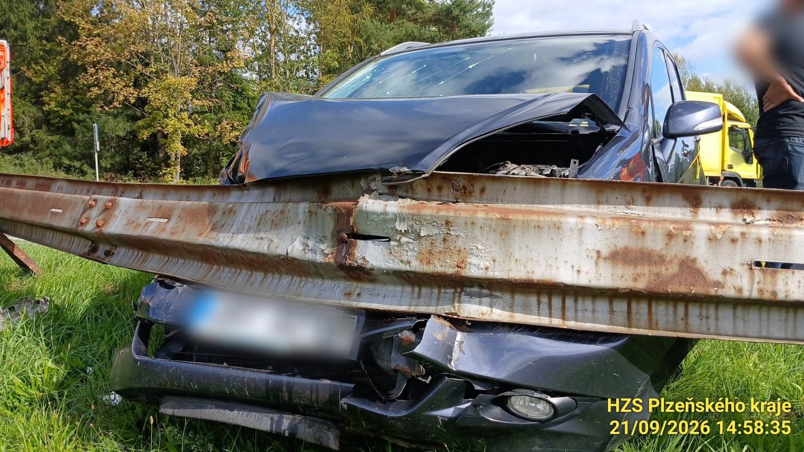 Srážka dvou vozidel na Nepomucku. V autech jely i tři děti - FOTKY